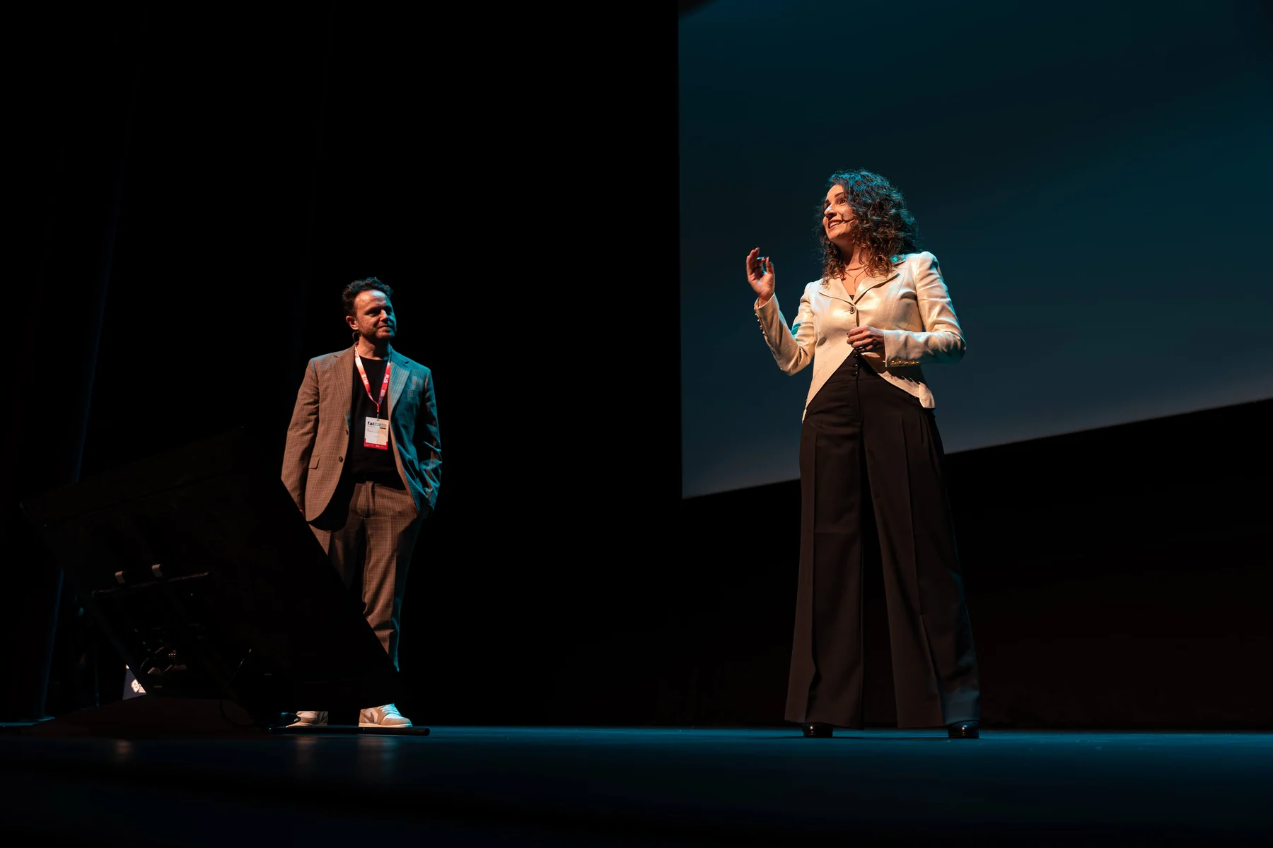 Rebeca Pascual en un escenario durante una conferencia
