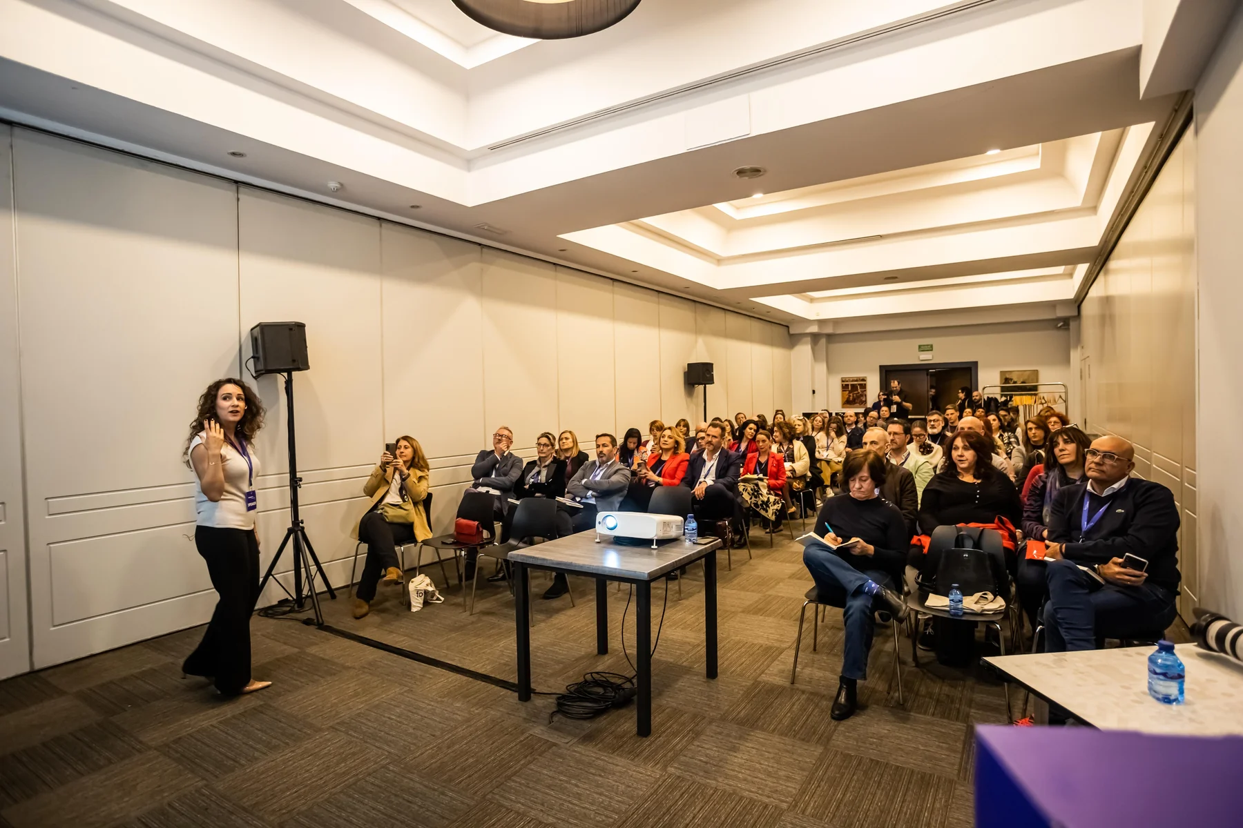 Auditorio durante una conferencia de Rebeca Pascual