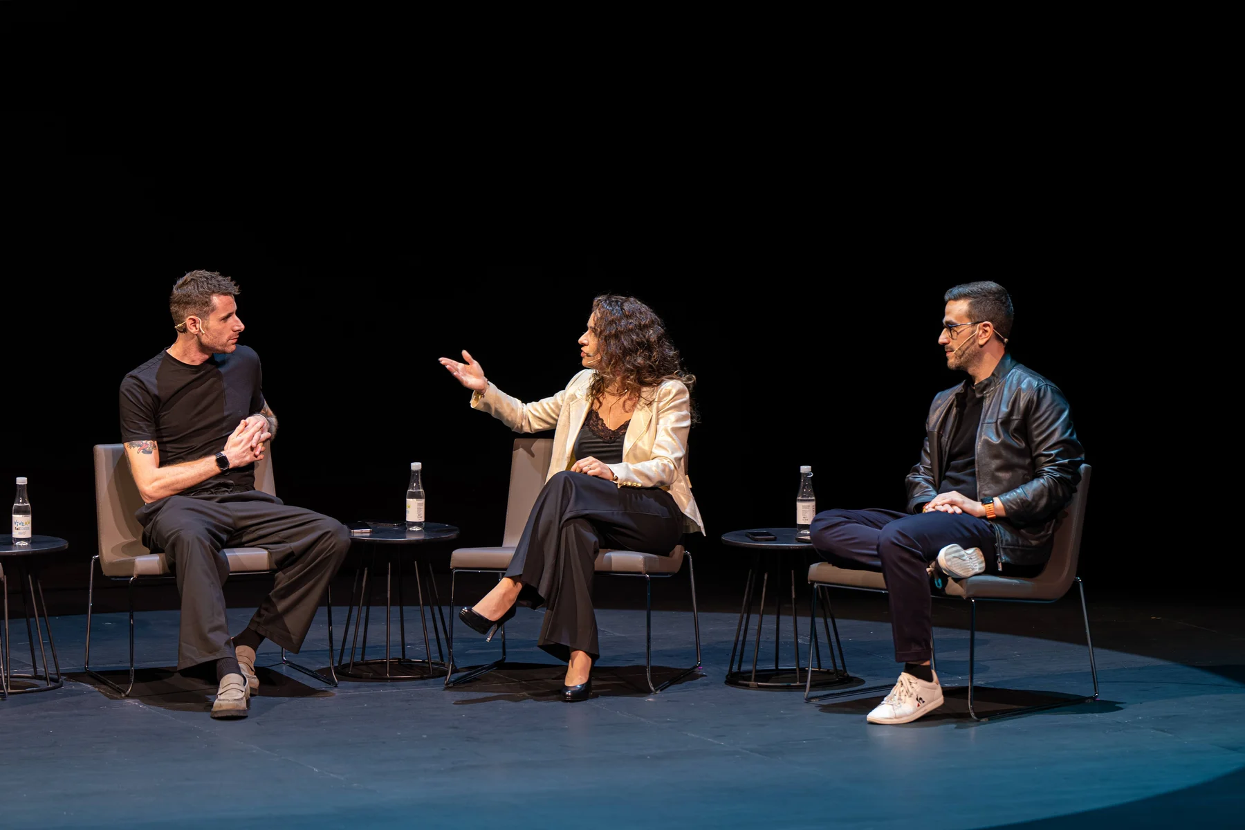 Rebeca Pascual conversando en un escenario con otros ponentes